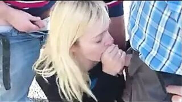 Il amene sa femme sucer des bites