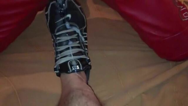 Esfregando gostoso o Nike Shox ate o cara gozar