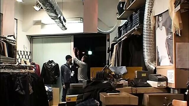 The seller caught a thief in a store and taught her a lesson