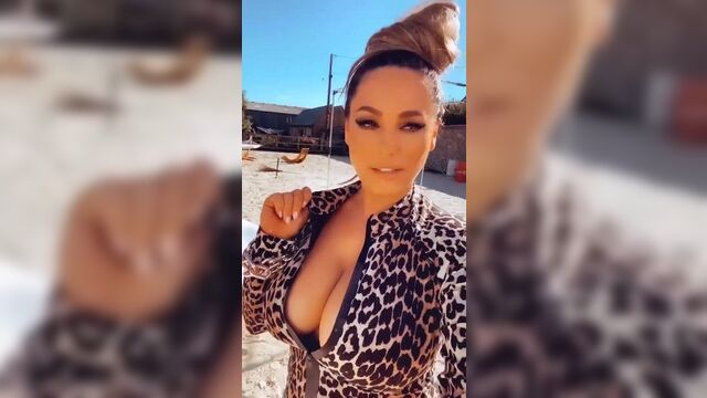 Kelly Brook big sweaty tits