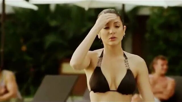 Anushka Sharma super hot boob cleavage bikini