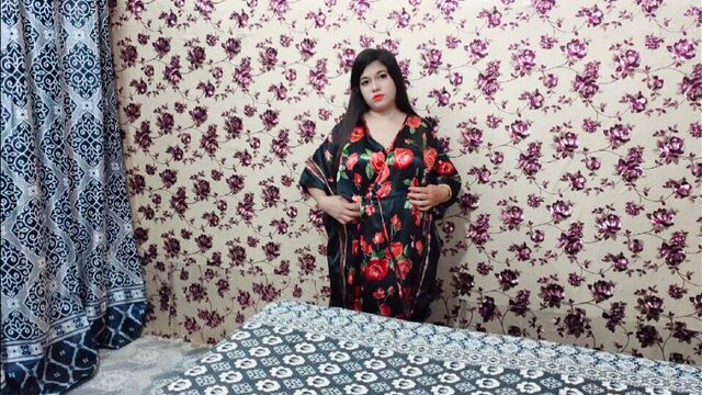 Bhabhi ne apni chut main ungli daal k khud ko maza dya