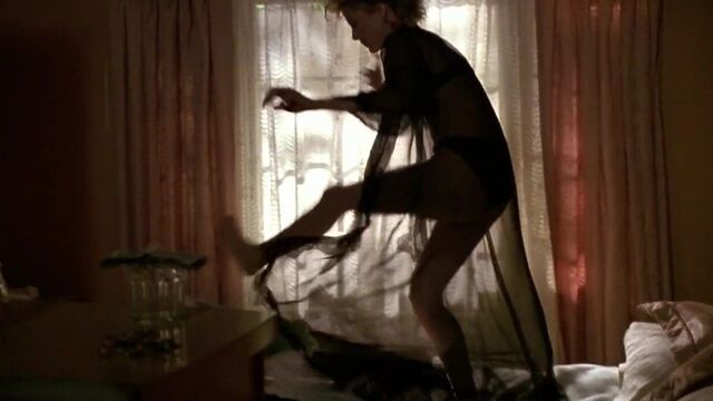 Annette Bening nude - The Grifters (1990)