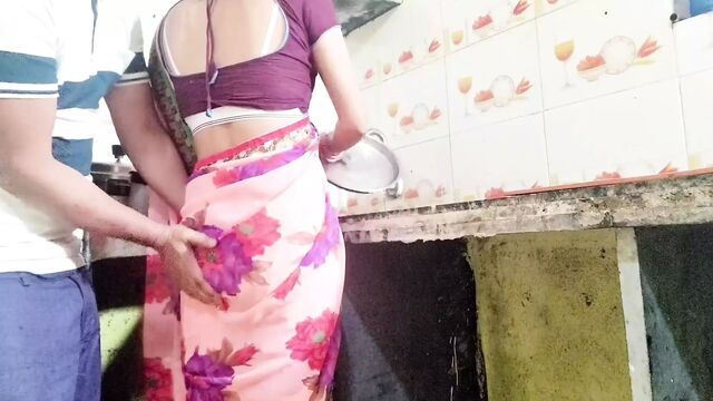 Desi maid ne bartan dhone ke bahane apane Malik ke sath chud gahi