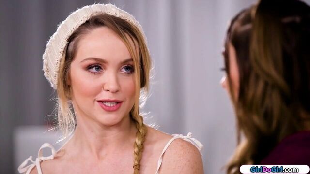 Petite reporter confesses she wants to lick the busty blonde