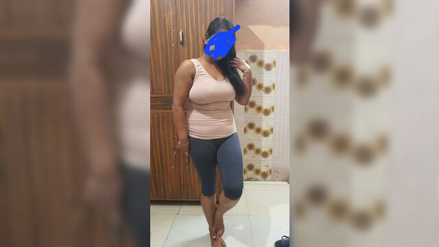 Bhabhi ne ghar par play boy bulakar apni chut ko service karai...full sex video....