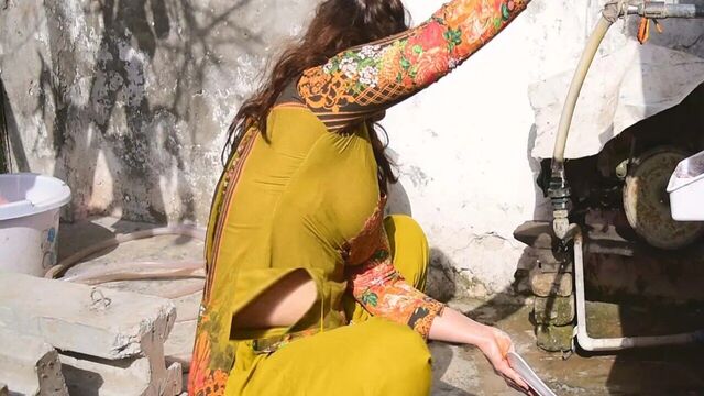 Kaam wali ko ghar me choda nokrani ny kha k meri gand bhi maro na