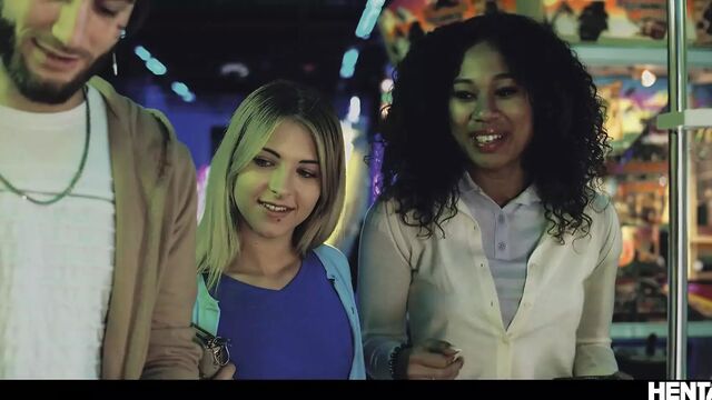 Real Life Hentai - Emma bugg is Fucked by Alien monster at an Amusement Park