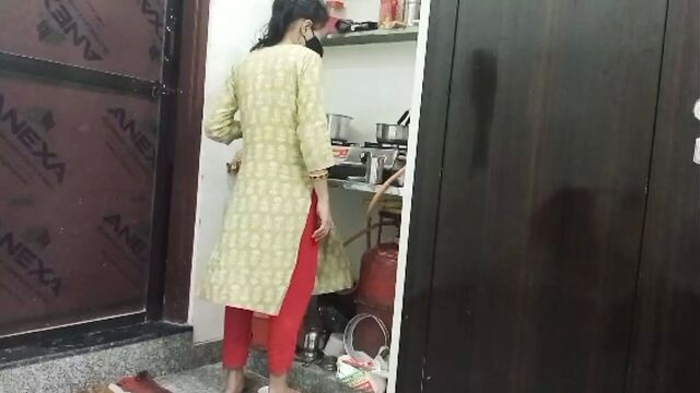 Mosi ki ladki ko choda chaye pi kar