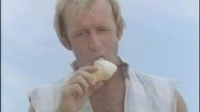 Paul Hogan Show - At The Beach