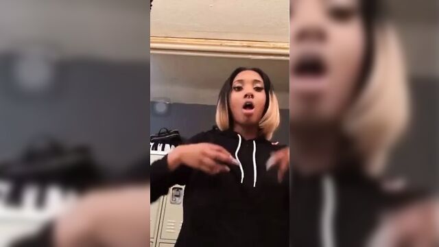 Ebony girl live showing boobs and making it bounce