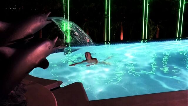 Elizabeth Berkley - Pool Sex