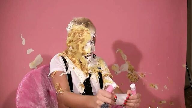 Blonde Pied In Face Splosh WAM