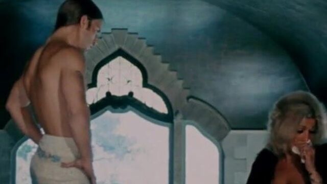 Joe Dallesandro husltes himself in Heat (1972)