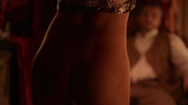 Dark-skinned belly dancer goes bottomless